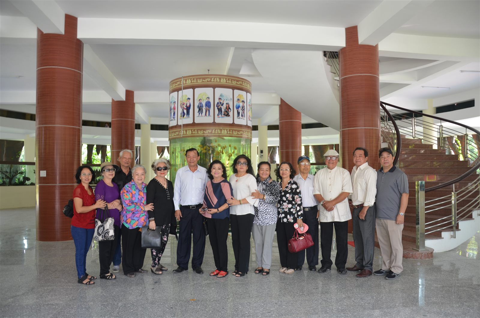 Đoàn nghệ sĩ trong chuyến ghé thăm Hoa Viên Bình Dương