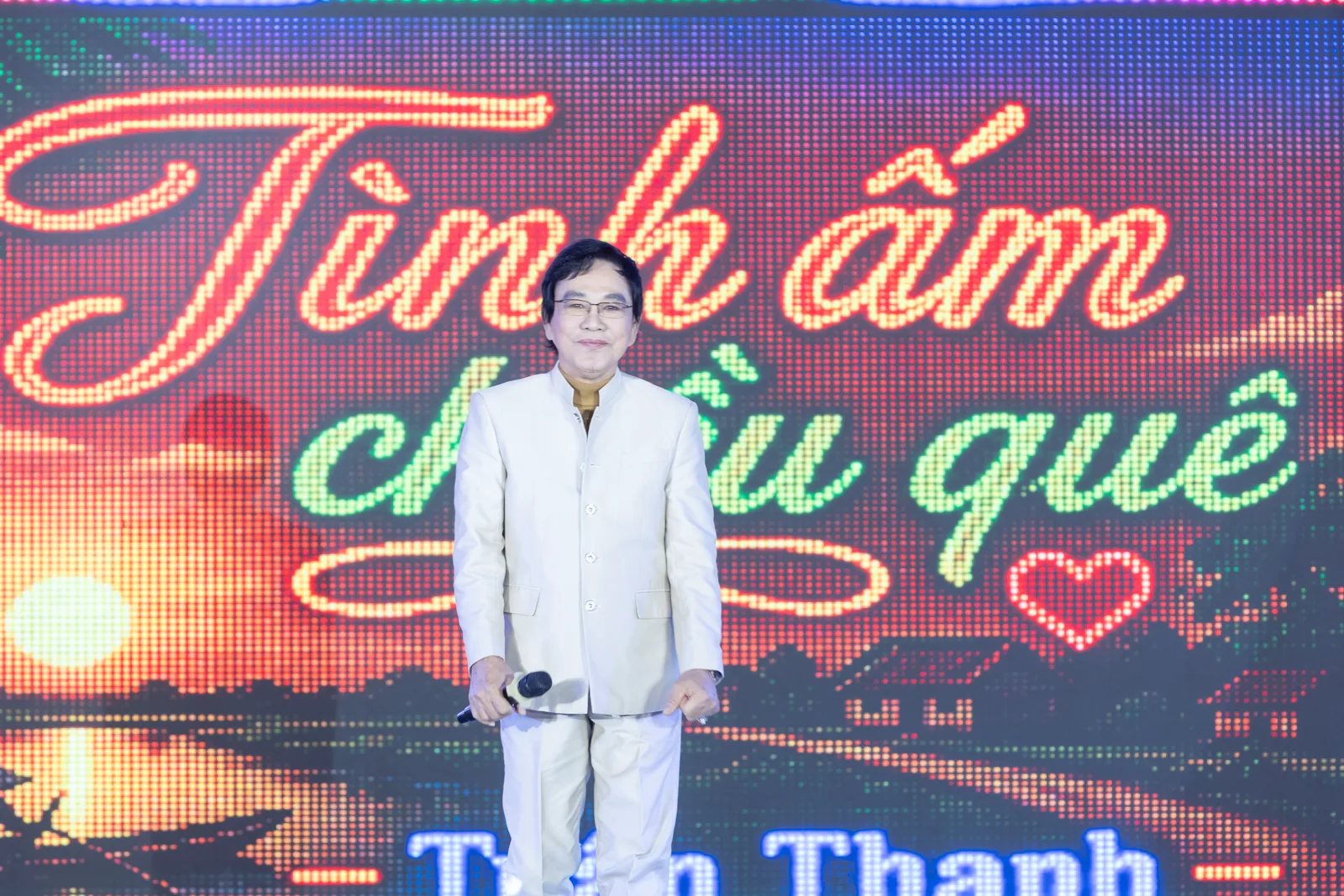 Nghệ sĩ Tuấn Thanh biểu diễn Tình ấm chiều quê