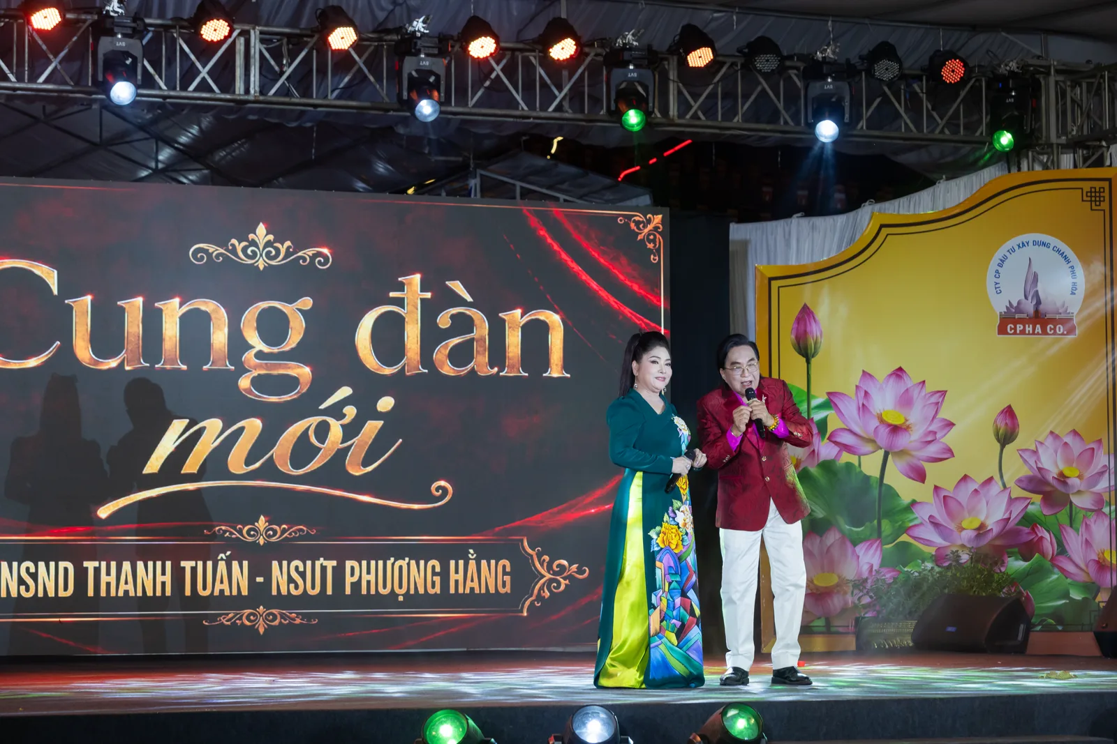 NSND Thanh Tuấn và NSƯT Phượng Hằng biểu diễn Cung đàn mới