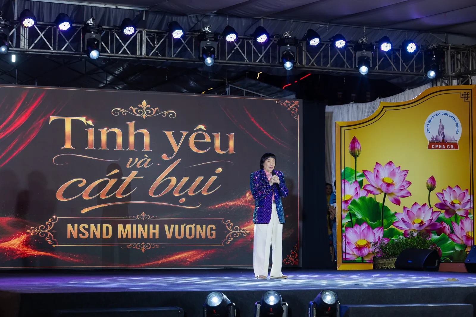 NSND Minh Vương biểu diễn Tình yêu và cát bụi