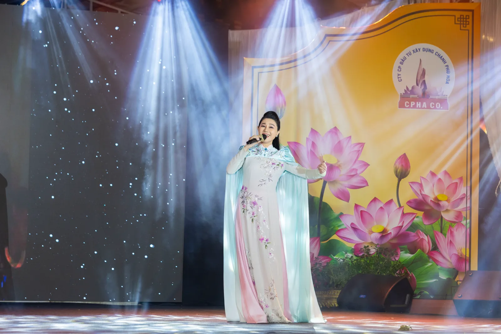 NSND Quế Trân biểu diễn trong đêm tri ân